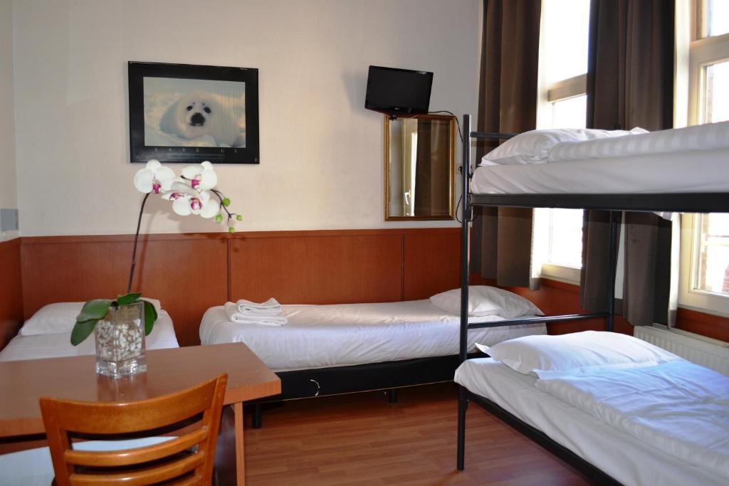 Vierbettzimmer mit Gemeinschaftsbad